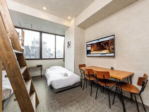 Room for up to 5 people ★ Table and bathtub included