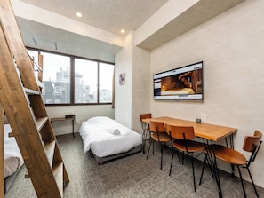 Room for up to 5 people ★ Table and bathtub included