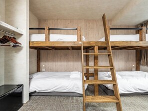 Room for up to 5 people ★ Table and bathtub included