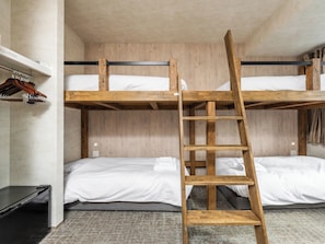 Room for up to 5 people ★ Table and bathtub included