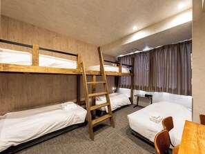 Room for up to 5 people ★ Table and bathtub included