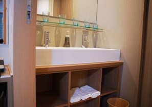 The Japanese-style room can accommodate up to 6 people.
