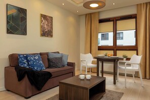 Stylish living room with coffe table. 