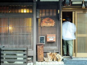 Born in a quiet area, the 100-year-old Kyomachiya has been renovated into a modern space.