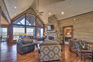 Living Room | Free WiFi | Air Conditioning