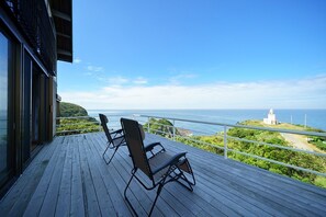 Relax in the Infinity Chair on the terrace and feel as if you were one with nature.