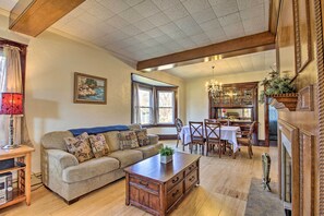 Living Room | Central Air Conditioning/Heat