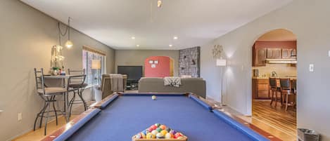 Pool Table in Spacious Game/Living Room