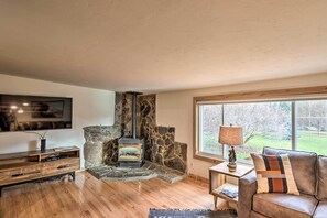 Living Room | Free WiFi | Gas Stove | Cable TV