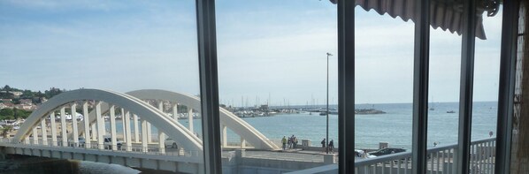 Vue sur la plage ou l’océan