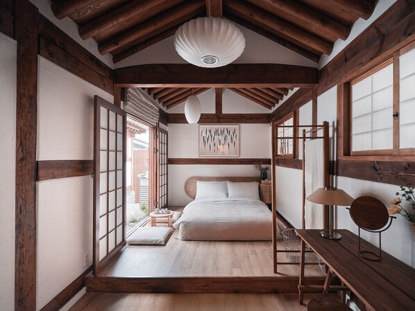 Room 1 + Queen size bed (1500x2000 mm) + Air conditioner