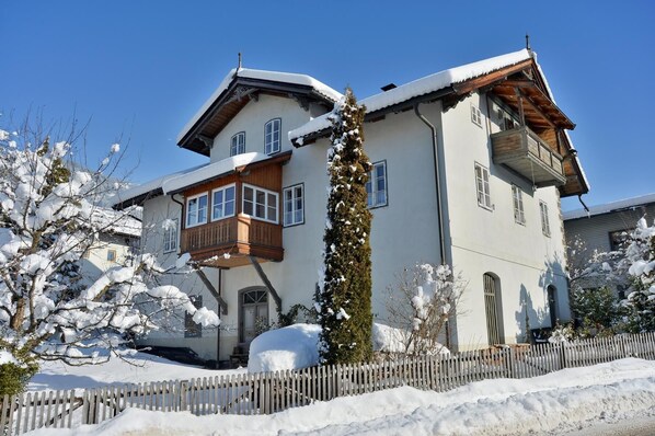 Außenansicht des Gebäudes. Außenansicht im Winter