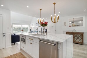 Kitchen island 