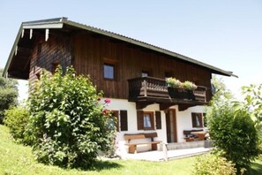 Ferienwohnung Hallweger (DE Ruhpolding) - Hallweger Tanja - 2114-Haus im Sommer