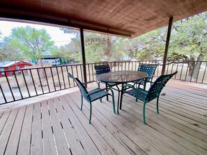 Sahdy Oak - Large 2nd story deck right off the living room and bedroom 2.