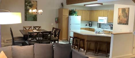 Ponderosa Retreat- open living, dining, kitchen