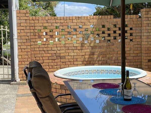 Outdoor spa tub