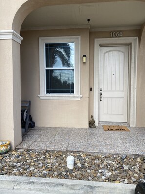 Unit B ~ Casa de Familia 