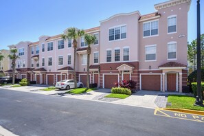 Building Outdoors - Complimentary Driveway Parking