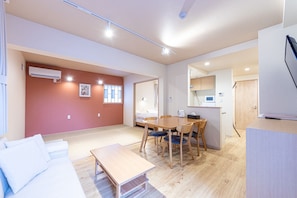 The size of the family room is 50.44㎡ and can accommodate up to 8 people.