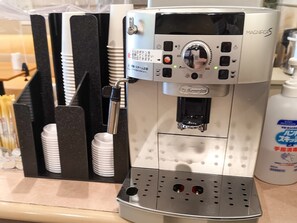 ・ We have a Delonghi coffee machine.