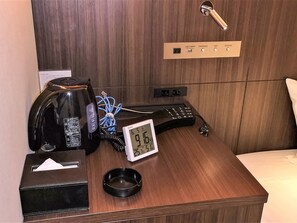 ・ <Smoking room> There are pots, telephones, switches, etc. next to the bed.
