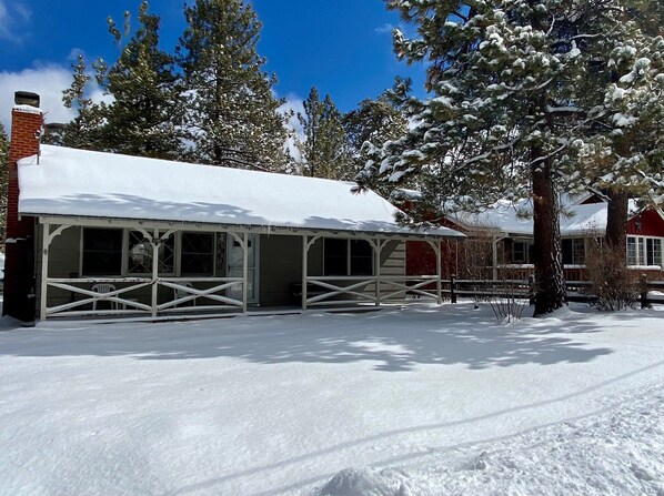 Snow covered Big Bear Cool Cabins, Sauer Suite