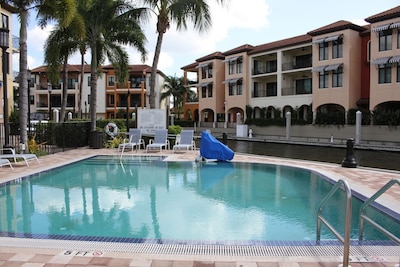 PERFECT STAY! WATER VIEW 2BR SUITE, 3 POOLS, MARINA