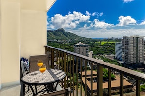 Balcony with beautiful Diamond Head, ocean and city views