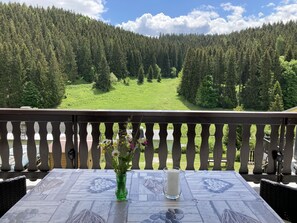 gemütliche Sitzgruppe mit Blick ins Taubachtal.