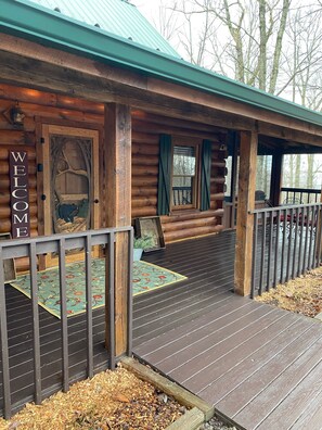 A warm welcome from Blackberry Cove! Elevated decor from the moment you arrive. 