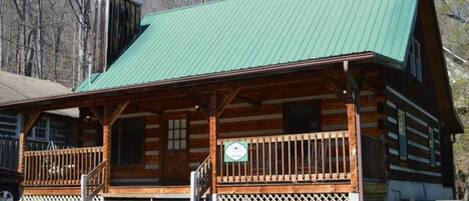 3 bedroom cabin with creek in the backyard. 