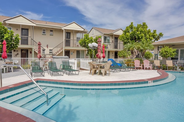 Gulf Gardens pool and patio area