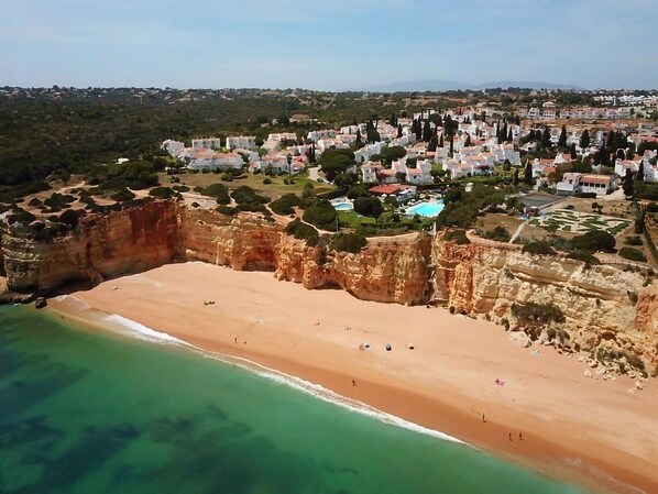 Praia junto ao apartamento privada.