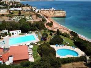Apartamento com as Piscinas e a praia.