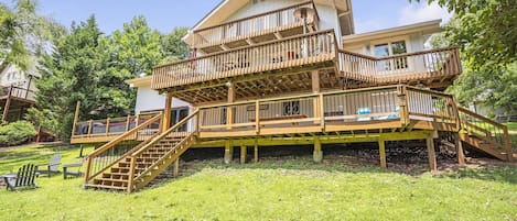 3 large decks perfect for entertaining!