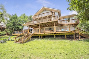 3 large decks perfect for entertaining!
