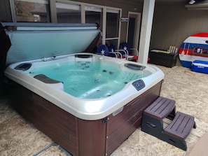 Hot tub with 6 different seats each one for different muscle groups for massage