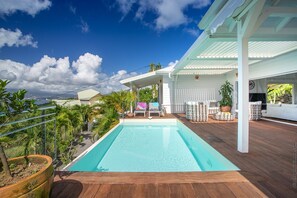 Piscine posée sur la terrasse