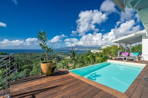 Piscine qui domine la mer.