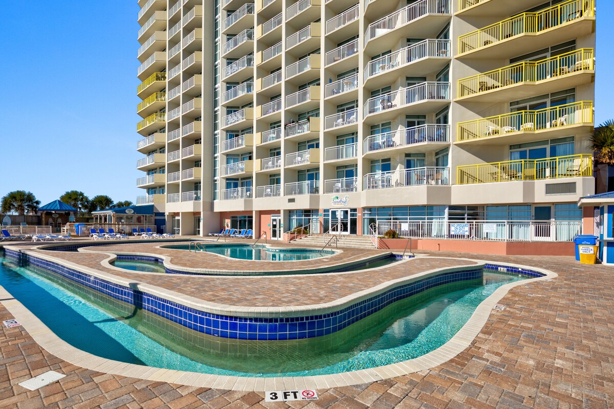 9th-floor oceanfront condo with pool & hot tub access, washer/dryer, & AC