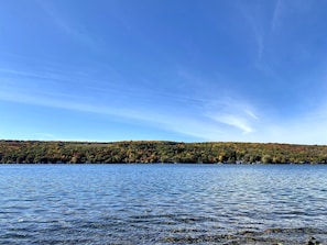 The wide view across the lake looking to the West.