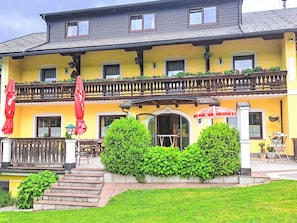 Maison, Domicile, Chalet, Établissements Humains, Biens, Porche, Ferme, Pelouse, Jardin, Balcon