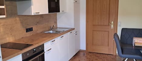 Cabinetry, Propriété, Meubles, Comptoir, Bâtiment, Bois, Cuisinière, Évier, Design Intérieur, Chaise