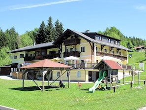 Ciel, Plante, Fenêtre, Bâtiment, Ombre, Arbre, Maison, Lot Terre, Loisir, Herbe