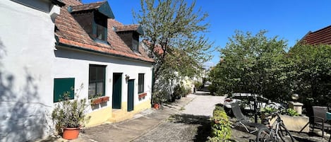 Ciel, Plante, Bâtiment, Propriété, Fenêtre, Surface De La Route, Maison, Arbre, Pot De Fleur, Asphalte