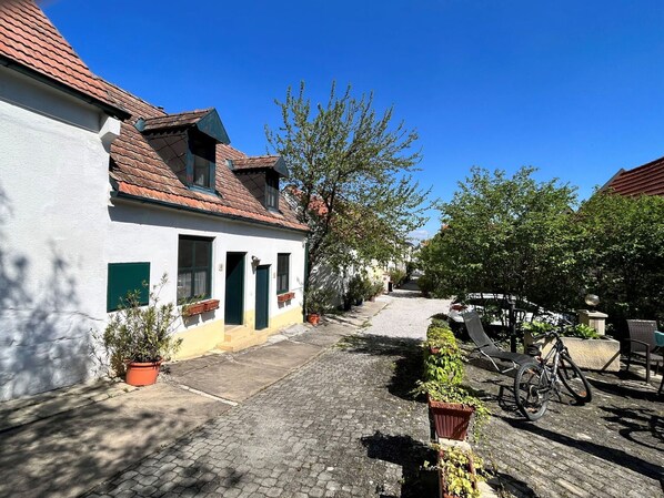 Himmel, Pflanze, Gebäude, Eigentum, Fenster, Strassenbelag, Haus, Baum, Blumentopf, Asphalt