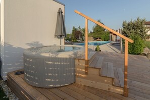 Outdoor whirlpool for 6 persons