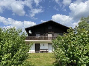 Nuage, Bâtiment, Plante, Ciel, Fenêtre, Maison, Lot Terre, Arbre, Herbe, Chalet