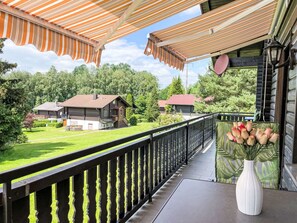 Pflanze, Himmel, Gebäude, Grün, Schatten, Zaun, Holz, Baum, Veranda, Hütte